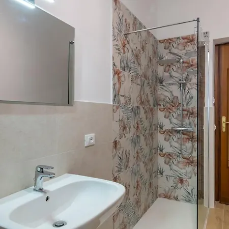 Guesthost - Seaview Near Palermo